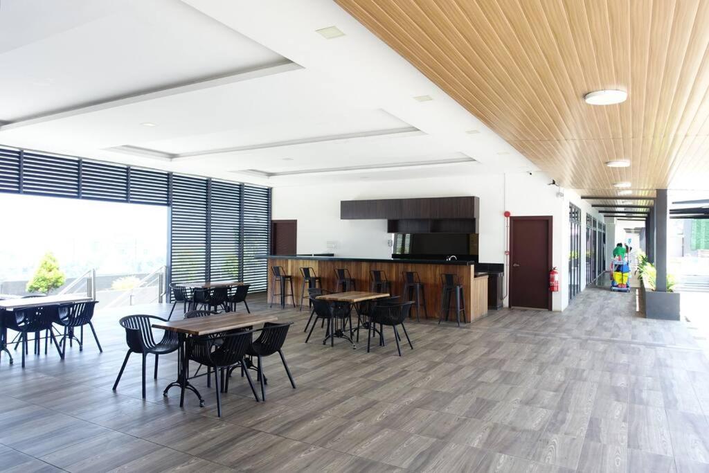 #1.3 Cozy 7Pax Large Beds 2B1R Vivacity Kuching Jazz Suites Luaran gambar