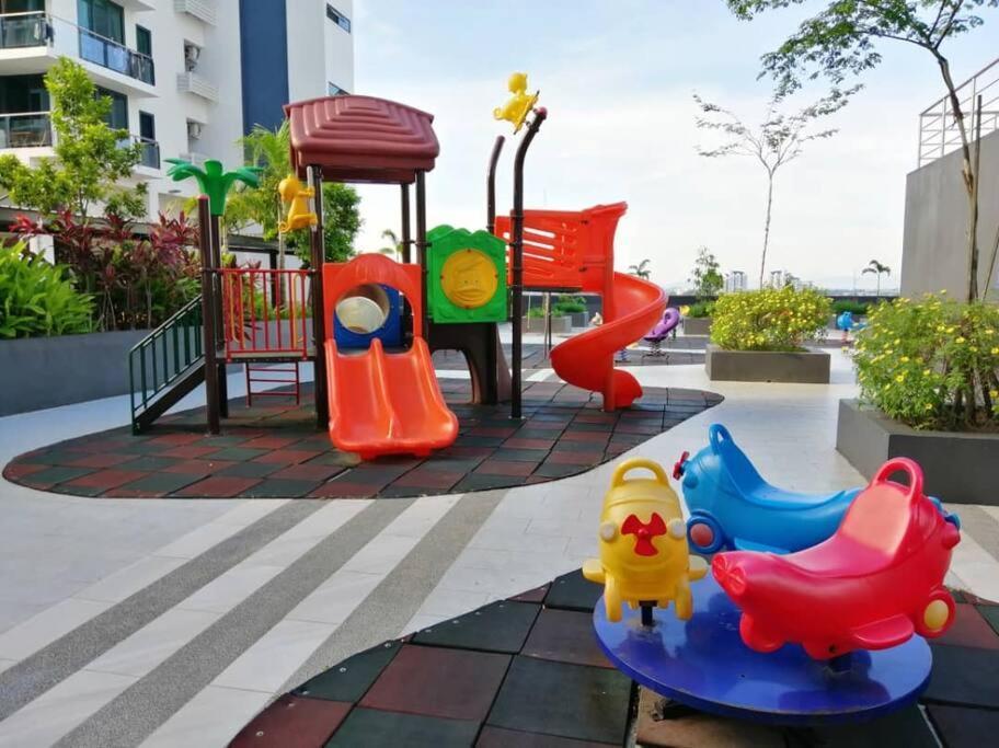 #1.3 Cozy 7Pax Large Beds 2B1R Vivacity Kuching Jazz Suites Luaran gambar